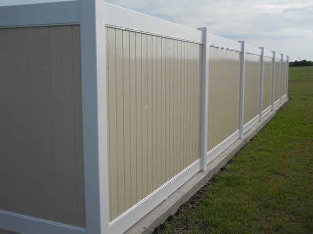 Vinyl fence corner detail